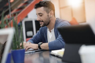 Office coworking çalışan adam 