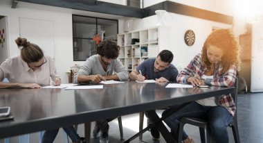 Belgelerin imzalanması insanlar