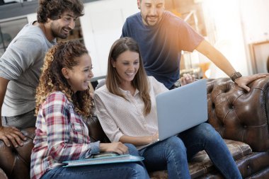  Office lounge koltukta oturan insanlar