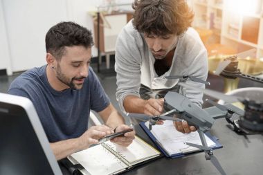 Mühendis ve teknisyen birlikte çalışma 