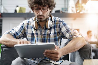  başlangıç ofisinde çalışan adam