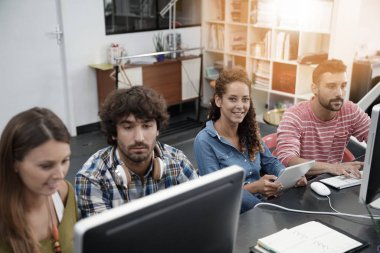 Başlangıç emekçilerin üstünde okul sırası