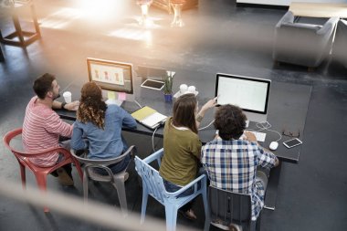 açık ortak çalışma ofisinde çalışan insanlar