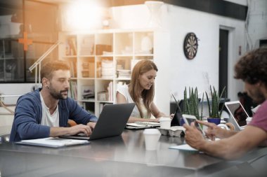 Trendy genç insanlar çalışma 