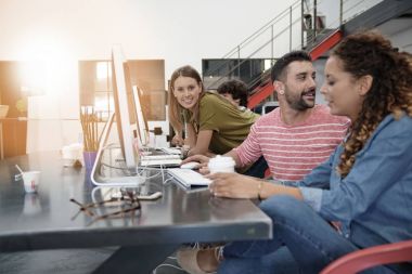 Başlangıç emekçilerin üstünde okul sırası