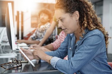 kadın başlangıç Office dijital tablet kullanma