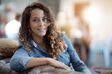 ofiste genç başlangıç kadın