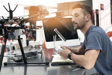 Drone üzerinde çalışan mühendis