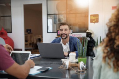  ofiste çalışan erkeğin başlangıç