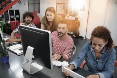 Başlangıç emekçilerin üstünde okul sırası