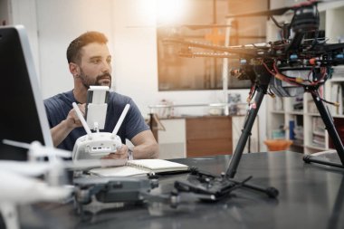 Drone üzerinde çalışan mühendis