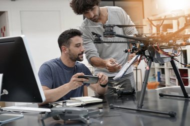 Mühendis ve teknisyen birlikte çalışma 