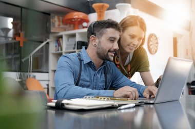 Başlangıç emekçilerin üstünde laptop