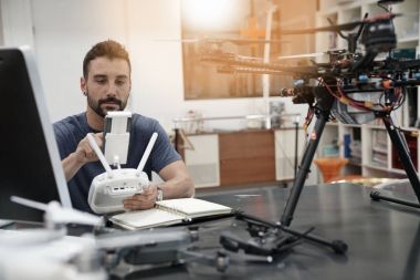 Drone üzerinde çalışan mühendis