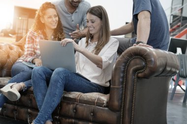  Office lounge koltukta oturan insanlar