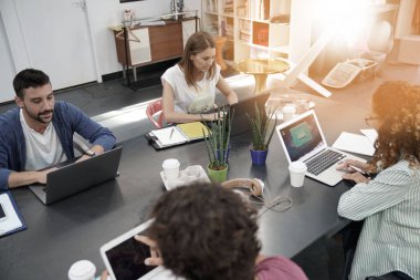 insanlar içinde çalışma Office birlikte çalışma 