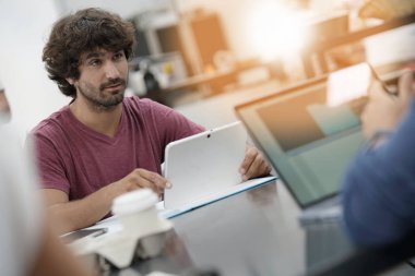 Çalışan genç girişimci adam 