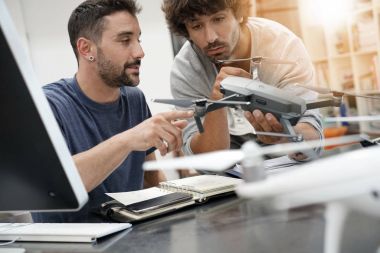 Mühendis ve teknisyen birlikte çalışma 