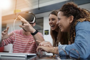  insanlar test sanal gerçeklik kulaklık