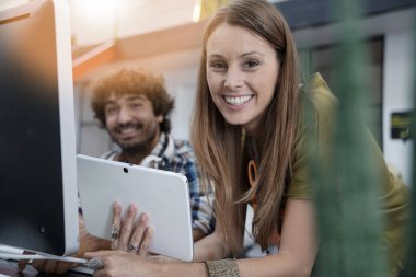 Çalışan genç kadın 