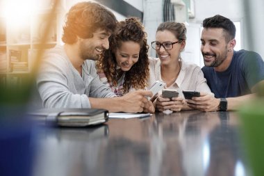  insanlar akıllı telefonlar ile oynamak