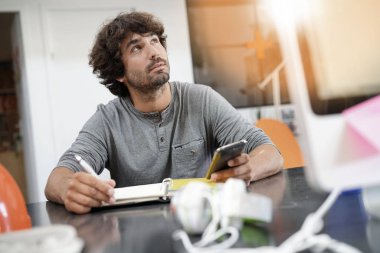 Adam ofiste toplantı tarihleri yazma 