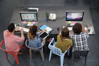 açık ortak çalışma ofisinde çalışan insanlar