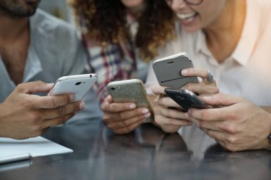 Gençler eğleniyor. 