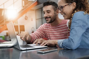  Ofis içinde laptop üzerinde çalışıyor