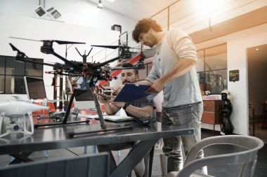 Mühendis ve teknisyen birlikte çalışma 