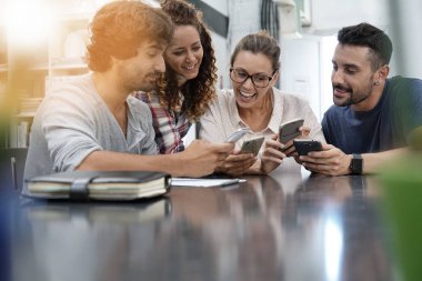  insanlar akıllı telefonlar ile oynamak