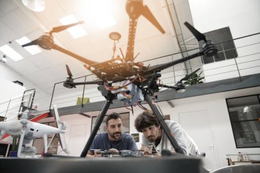 Mühendis ve teknisyen birlikte çalışma 