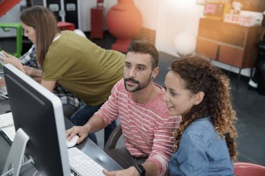 Başlangıç emekçilerin üstünde okul sırası 