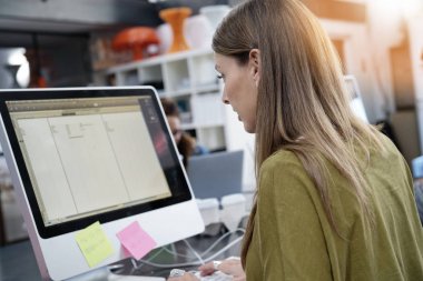 Masaüstünde çalışan office kadında 