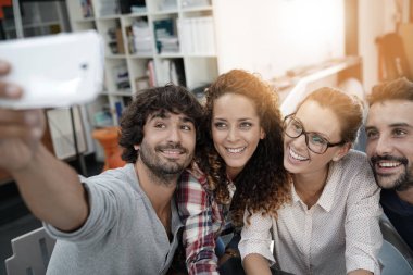 trendy kişi alarak resim