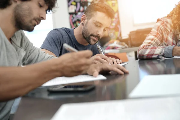 Studenti che compilano il modulo di domanda — Foto Stock