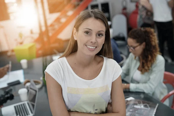 Porträt eines lächelnden Büroangestellten — Stockfoto