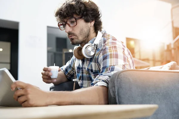 Porträt eines arbeitenden Menschen — Stockfoto