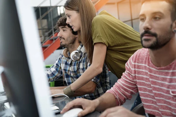 Başlangıç emekçilerin üstünde okul sırası