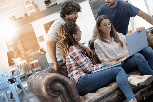 Personas sentadas en el sofá salón de oficina — Foto de Stock