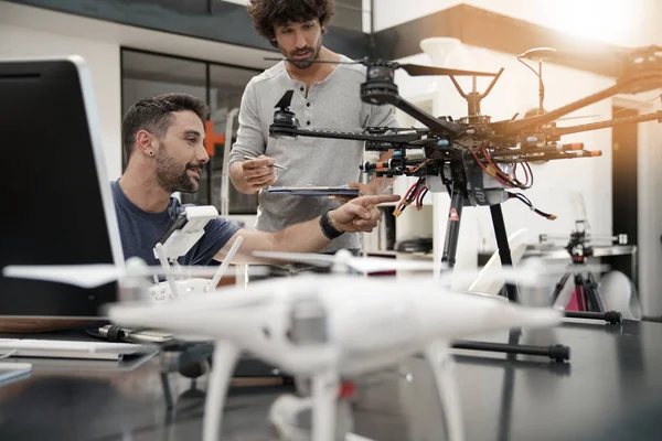 Engineer and technician working together — Stock Photo, Image