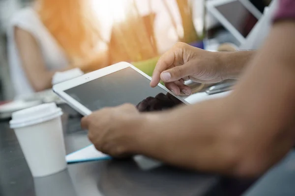 Homme utilisant une tablette numérique — Photo