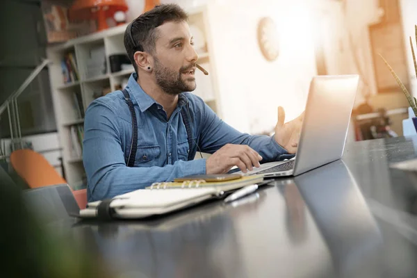 Empresario haciendo videollamada — Foto de Stock