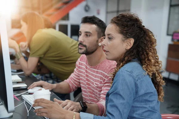 Démarrage personnes travaillant sur le bureau — Photo