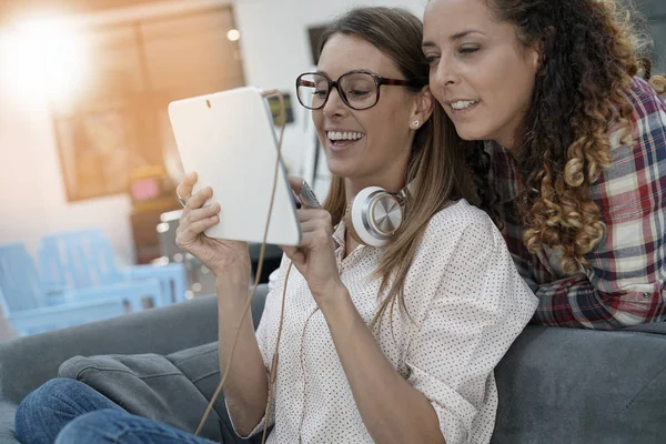 Dijital tablet ile bağlı kızlar