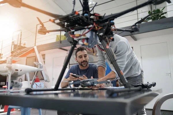 Engineer and technician working together — Stock Photo, Image