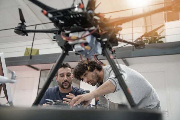 Engineer and technician working together — Stock Photo, Image