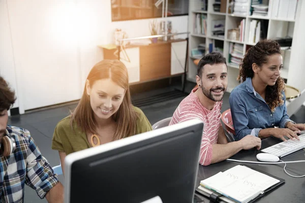 Start-up-Leute, die am Desktop arbeiten — Stockfoto