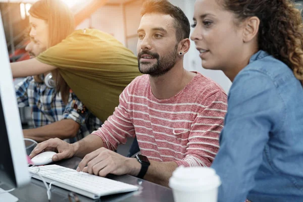 Başlangıç emekçilerin üstünde okul sırası