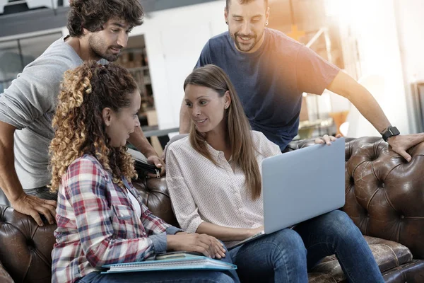 Personer som sitter i office lounge soffa — Stockfoto